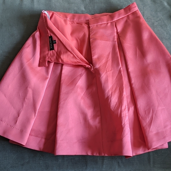 Pink pleated skirt - Picture 3 of 3
